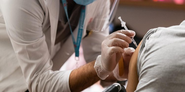 عائلة شابة مراكش تكشف الحالة الصحية لإبنتهم قبل توجهها إلى مركز التلقيح