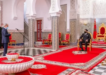 والي بنك المغرب يقدم  حصيلته أمام  الملك بفاس