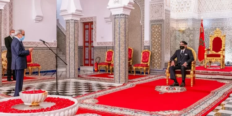 والي بنك المغرب يقدم  حصيلته أمام  الملك بفاس