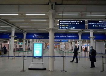 السلطات الفرنسية تشدد إجراءات السفر وتدرج المغرب والجزائر ضمن القائمة الحمراء