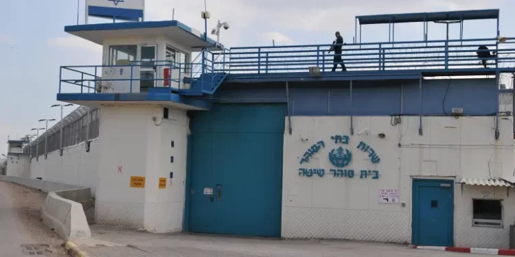 جدل فلسطيني عربي اسرائيلي حول اعتقال الاسرى الأربعة الفارين من السجن الاسرئيلي