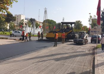 سكوب.. “غضبة ملكية”على والي فاس تُعجل بإعادة تزفيت شارع الحسن الثاني والطريق المؤدية للقصر(فيديو)