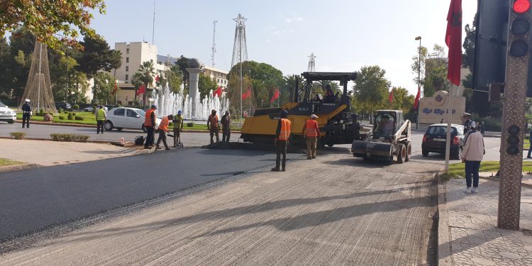 سكوب.. “غضبة ملكية”على والي فاس تُعجل بإعادة تزفيت شارع الحسن الثاني والطريق المؤدية للقصر(فيديو)