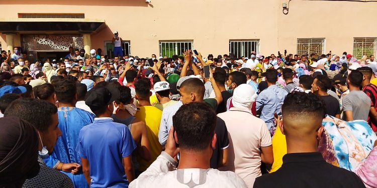 إنزال امني واحتجاجات شعبية متواصلة  أمام مقر  ولاية جهة كلميم واد نون بسبب مقعد مرشح الاستقلال بوعيدة+(فيديو)