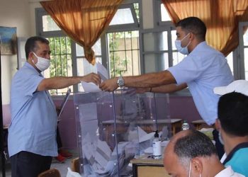 شباط يدلي بصوته في معقله بحي بنسودة بفاس