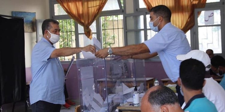 شباط يدلي بصوته في معقله بحي بنسودة بفاس