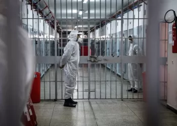 هذه قصة وفاة 40 سجينا بكورونا