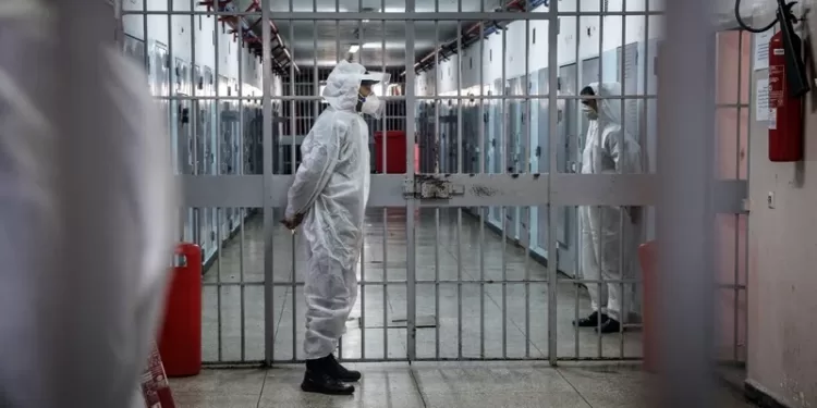 هذه قصة وفاة 40 سجينا بكورونا