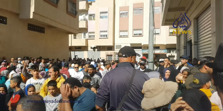 تشييع جثماني شابة وشقيقها قضيا في رحلة الهجرة السرية نحو إسبانيا.. فرق خفر السواحل الإسبانية لم تعثر حتى الآن على جثث أزيد من 20 شخصا من بينهم طفل في ربيعه الخامس((+فيديو))