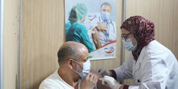 جدل كبير وسط المغاربة حول الشروع في التطعيم بالجرعة الثالثة من لقاح “كورونا”