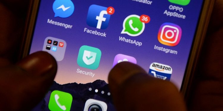 انهيار مفاجئ للفيسبوك و مواقع التواصل الاجتماعي // شركة مارك أصيبت بخسارة كبيرة و انخفاض بلغ 5,6 بالمائة