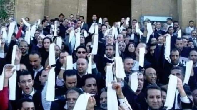 بعد اليوم الأسود حدادا على العدالة .. المحامون يُهددون بشل المحاكم والتظاهر بشوارع الرباط