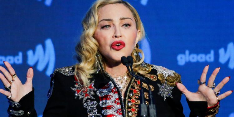 مادونا تشعل شوارع نيويورك بظهورها المفاجئ في لوك جديد ومثير