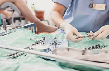 محامو المتهمين في قضية طبيب التوليد ومن معه بفاس يُشهرون في وجه هيئة الحكم والنيابة العامة  التدخل الملكي في جدل الإجهاض بالمغرب