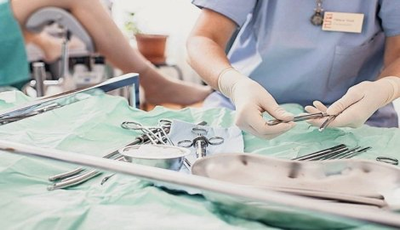 محامو المتهمين في قضية طبيب التوليد ومن معه بفاس يُشهرون في وجه هيئة الحكم والنيابة العامة التدخل الملكي في جدل الإجهاض بالمغرب