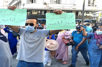 غاضبون على اجبارية التلقيح وجوازه يدعون عبر مواقع التواصل الاجتماعي إلى مسيرة مليونية