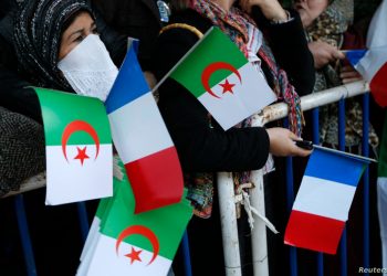 الجزائريون الغاضبون على ماكرون يطلقون “هاشتاغ”يُطالب بطرد السفير الفرنسي