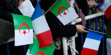 الجزائريون الغاضبون على ماكرون يطلقون “هاشتاغ”يُطالب بطرد السفير الفرنسي