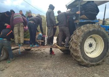 خاص.. حمل جثمان امرأة متوفية على متن جرار يثير غضب ساكنة إقليم تاونات