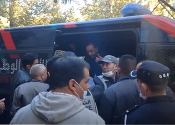 فاس:ضابط شرطة يعتدي لفظيا وجسديا على الزميل محمد حرودي مدير”الميادين نيوز”ويحتجزه داخل سيارة الشرطة خلال تغطيته لاحتجاجات ضد “جواز التلقيح”