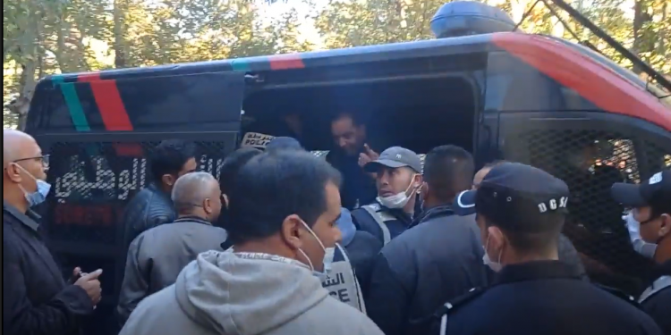 فاس:ضابط شرطة يعتدي لفظيا وجسديا على الزميل محمد حرودي مدير”الميادين نيوز”ويحتجزه داخل سيارة الشرطة خلال تغطيته لاحتجاجات ضد “جواز التلقيح”