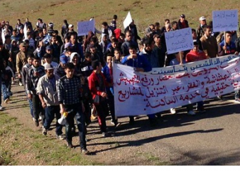 المتابعات ومذكرات التوقيف الصادرة في حق نشطاء”حراك تماسينت” تُعيد الإحتقان لضواحي الحسيمة