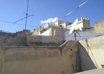 بناء عشوائي فوق سطح عمارة عتيقة بالملحقة الإدارية القرويين يُسائل السلطات ووكالة إنقاذ فاس