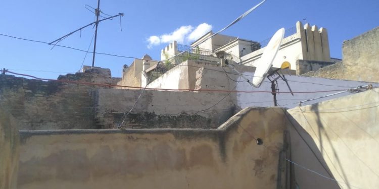 بناء عشوائي فوق سطح عمارة عتيقة بالملحقة الإدارية القرويين يُسائل السلطات ووكالة إنقاذ فاس