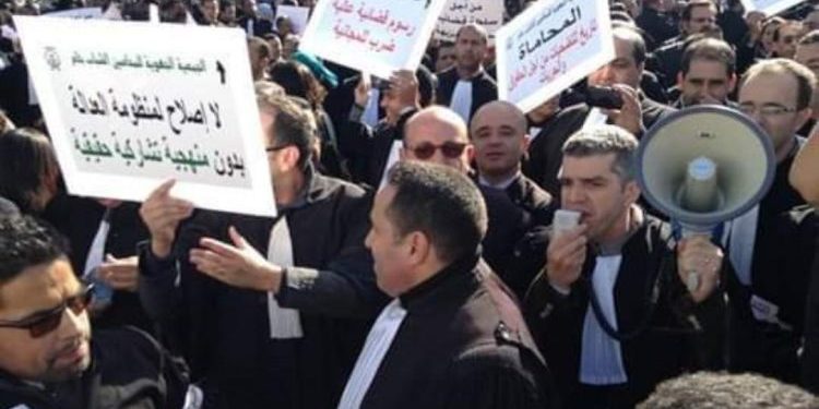 المحامون بفاس يصفون وزارة وهبي بوزارة”الذل”وهم يرددون شعار”وخا تعيا ما تطفي..نار المحامي غا تشعل”(((فيديو)))