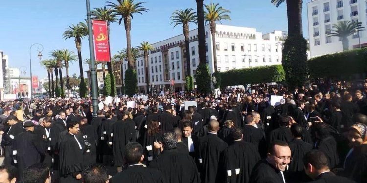 عاجل.. فدرالية المحامين الشباب بالمغرب ترد على قرار عبد النباوي ووهبي والداكي الخاص بالزامية الجواز لولوج المحاكم وتصفه بغير الدستوري والمتعارض مع المواثيق الدولية لحقوق الإنسان
