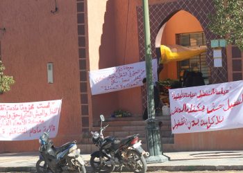 بني تدجيت(إقليم فكيك)..معطلون معتقلون سابقون يدخلون في إضراب عن الطعام أمام مقر  السلطات المحلية((فيديو))