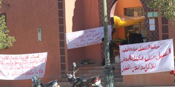 بني تدجيت(إقليم فكيك)..معطلون معتقلون سابقون يدخلون في إضراب عن الطعام أمام مقر  السلطات المحلية((فيديو))