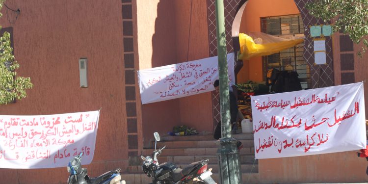 بني تدجيت(إقليم فكيك)..معطلون معتقلون سابقون يدخلون في إضراب عن الطعام أمام مقر السلطات المحلية((فيديو))