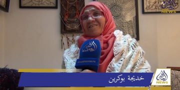 من فاس..قصة فنانة في عقدها السابع أدخلتها أزرار وعقيق إلى نادي الفن الفطري