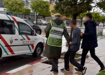 تقديم  الشاب الموقوف بطنجة والمشتبه تورطه في محاولة سرقة وكالة بنكية بفاس أمام وكيل الملك