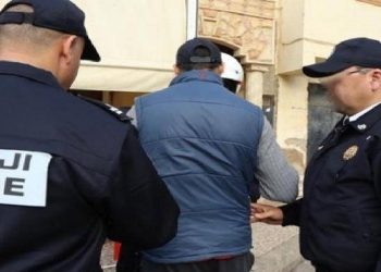توقيف خمسيني انتحل صفة مسؤول بوزارة الداخلية للنصب على امرأة في قضية شقة بمنطقة”تامسنا”