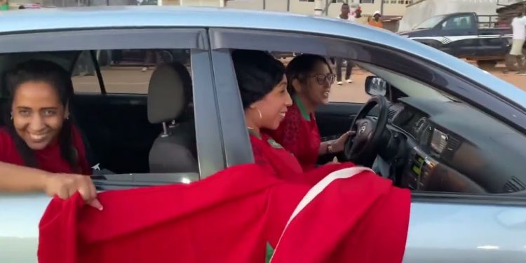 مغربيات يحتفلن بمحيط ملعب أحمدو أهيدجو