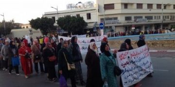 عاملات أقدم مصنع للنسيج بمكناس يواصلن احتجاجهن بعد فشل مخططات إنقاذ مصدر رزقهن