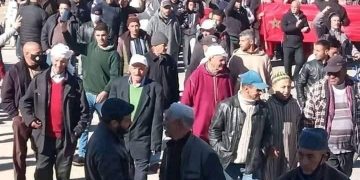 جرادة :السلطات تعيد التيار الكهربائي للمحتجين على قطعه لنزع فتيل انفجار شعبي جديد