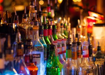 إيرادات رسوم الخمور تُفاجئ توقعات الحكومة