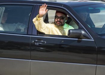 خاص..عودة الملك المرتقبة إلى فاس تستنفر مسؤوليها لتزيين شوارع ومدارات أهملوها منذ مغادرته في نونبر الماضي