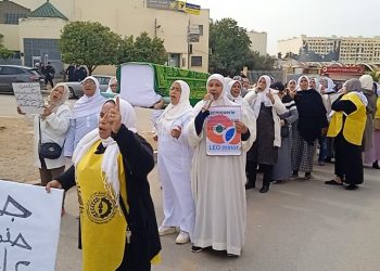 عاملات أقدم مصنع للنسيج بمكناس يحتجن”بالأكفان” بعد فشل مخططات إنقاذ مصدر رزقهن