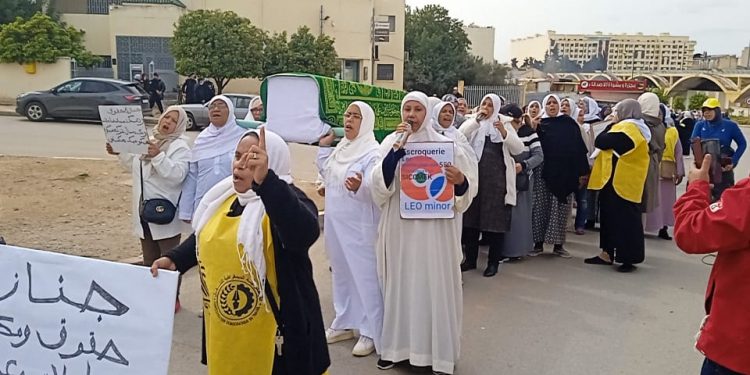 عاملات أقدم مصنع للنسيج بمكناس يحتجن”بالأكفان” بعد فشل مخططات إنقاذ مصدر رزقهن