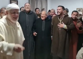 البرلماني الاتحادي محمد أبركان يؤدي طقوس”الحضرة”خلال افتتاح مقر جديد للبودشيشية في ضواحي الناظور