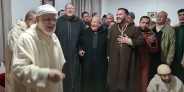 البرلماني الاتحادي محمد أبركان يؤدي طقوس”الحضرة”خلال افتتاح مقر جديد للبودشيشية في ضواحي الناظور