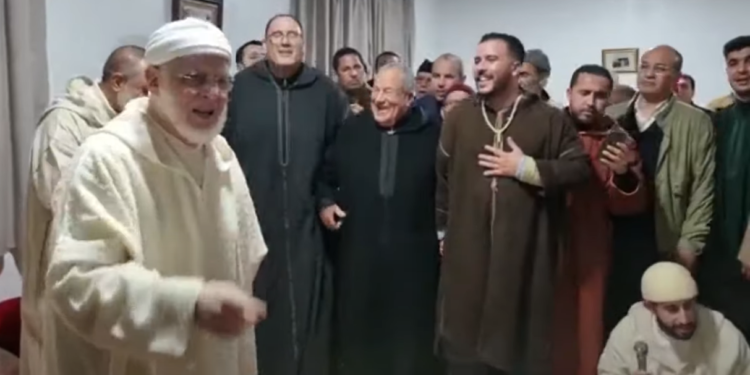 البرلماني الاتحادي محمد أبركان يؤدي طقوس”الحضرة”خلال افتتاح مقر جديد للبودشيشية في ضواحي الناظور