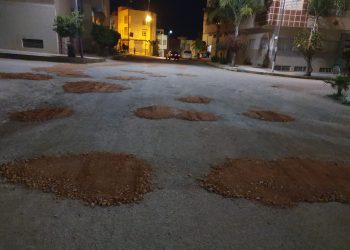 خاص..مهاجر مغربي وشباب أفارقة ينوبون عن سلطات مكناس لمعالجة الحفر على الطريق