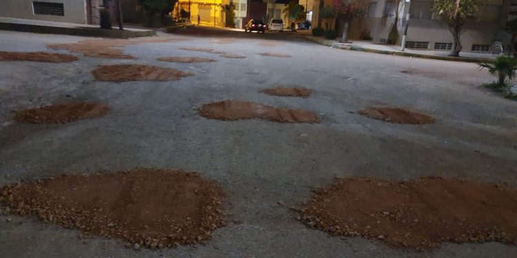 خاص..مهاجر مغربي وشباب أفارقة ينوبون عن سلطات مكناس لمعالجة الحفر على الطريق