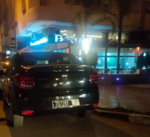 سيارة مقاطعة زواغة مركونة بالقرب من مقهى نائب رئيسها ومستغل السيارة
