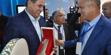 أخنوش يتسلم هدية من برلماني الأحرار الفايق